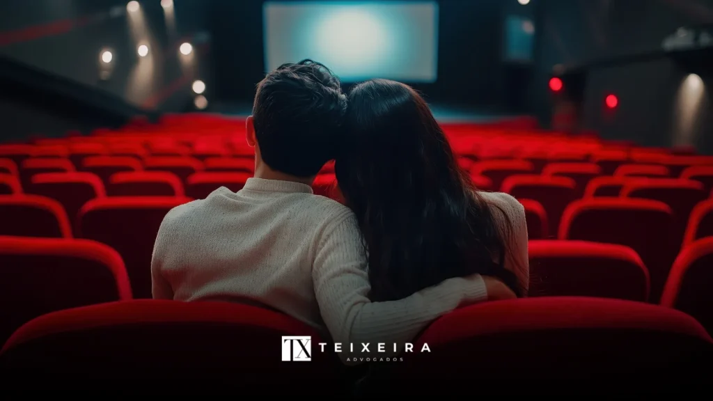 União Estável representada por um casal sentado em poltronas vermelhas sozinhos no cinema.